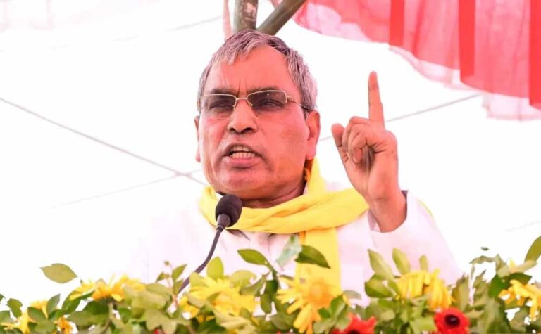चुनाव हुआ नहीं, सपा में बंटने लगे मंत्री पद, राजभर ने अखिलेश पर कसा तंज
