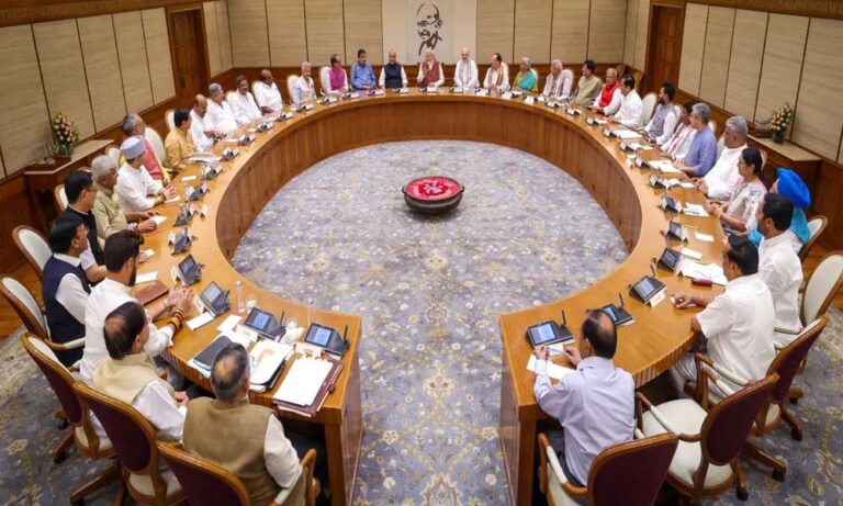 Modi Cabinet Reshuffle: मोदी कैबिनेट में बड़े फेरबदल की चर्चा तेज, वैष्णव का प्रमोशन और गडकरी के विभाग में बदलाव की अटकलें