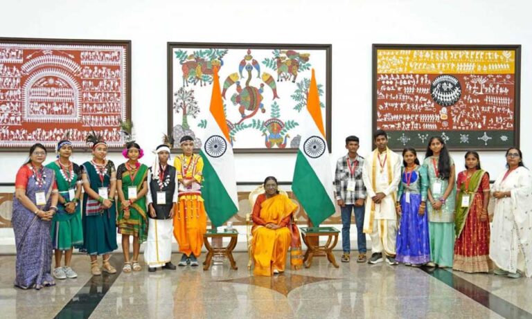 रायपुर : राष्ट्रपति से भेंट कर लौटे प्रतिभावान विद्यार्थियों ने मुख्यमंत्री विष्णु देव साय से की सौजन्य मुलाकात