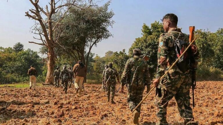 झारखंड के 2.20 करोड़ के इनामी माओवादी असीम मंडल ने किया सरेंडर, कोलकाता STF के सामने आत्मसमर्पण