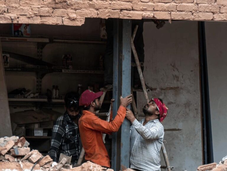 सत्य निकेतन में जर्जर बिल्डिंग पर MCD की कार्रवाई, पहले गर्डर से दिया गया सहारा