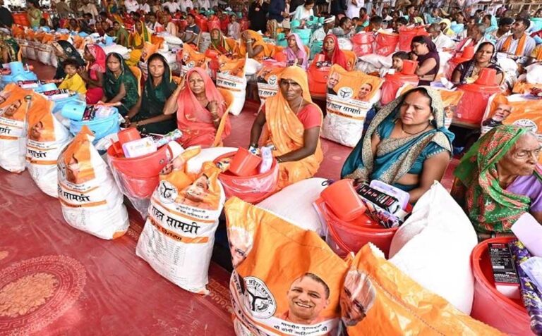 बाढ़ प्रभावितों के साथ खड़ी योगी सरकार, राहत अभियानों के तहत 3.36 लाख लंच पैकेट वितरित