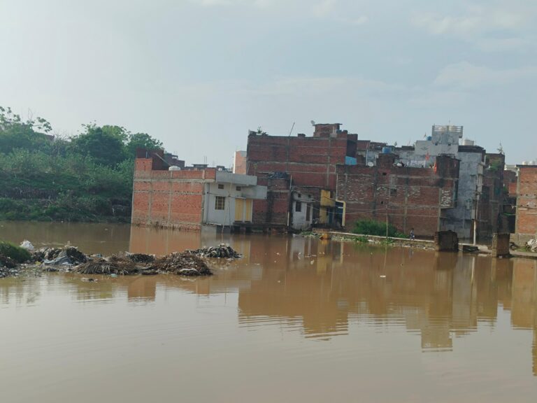 पटना में बाढ़ का हाहाकार! खतरे के निशान से 2 मीटर ऊपर गंगा, डूबे सैकड़ों घर