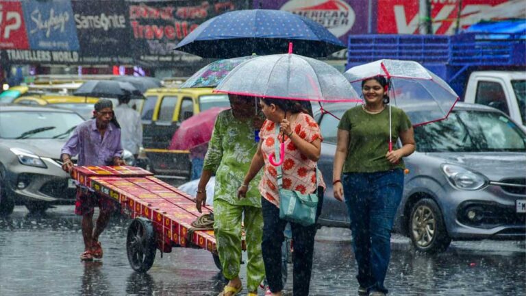 दिल्ली-NCR में झमाझम बारिश से बदला मौसम, गरज-चमक के बीच राजधानी में रेड अलर्ट