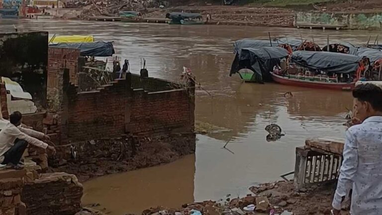 चित्रकूट में बाढ़ के 5 दिन बाद दिखी तबाही, घर-दुकानों में कीचड़; सैकड़ों गृहस्थियां बर्बाद