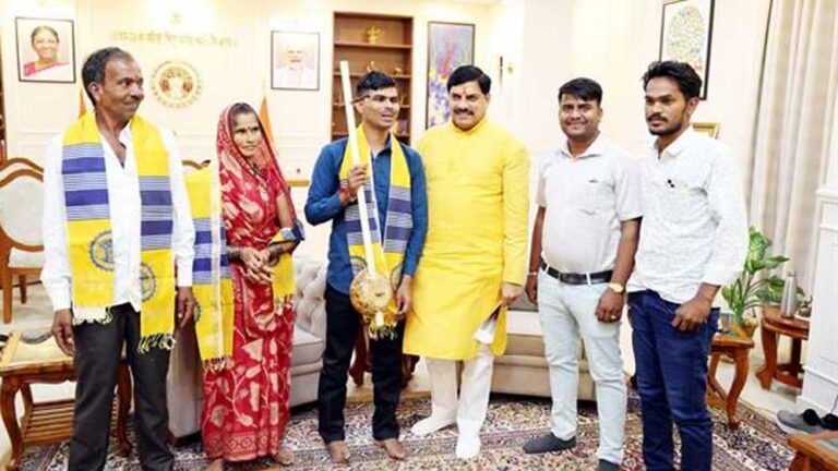 फ़िल्म हनुमान अंश के गायक लोधी को करेगी राज्य सरकार प्रोत्साहित : मुख्यमंत्री डॉ. यादव