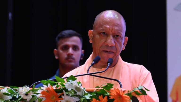 शिक्षक दिवस पर CM योगी ने 81 शिक्षकों को अपने हाथों से किया सम्मानित