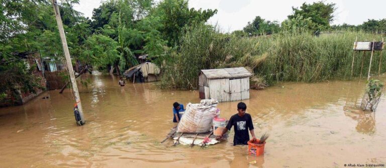 बिहार में गंडक का कहर, दो जिलों में तटबंध टूटे; गांवों में बाढ़ का खतरा