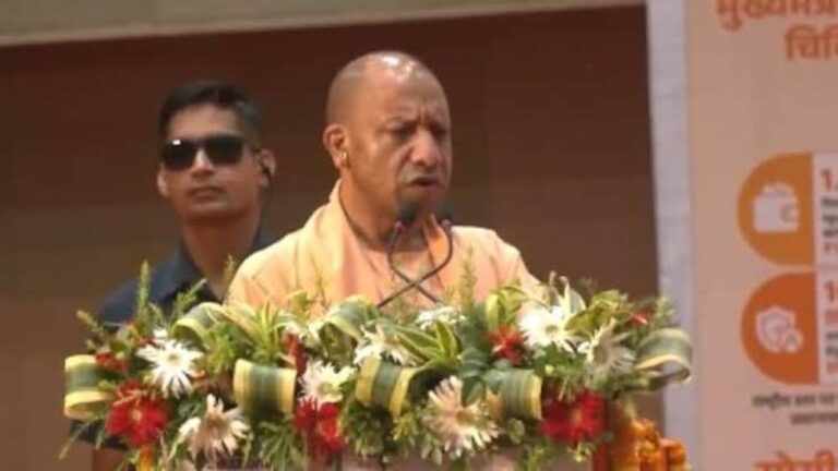 सीएम योगी बोले- शिक्षा को राजनीति से रखें दूर, शिक्षक बच्चों का भविष्य संवारें