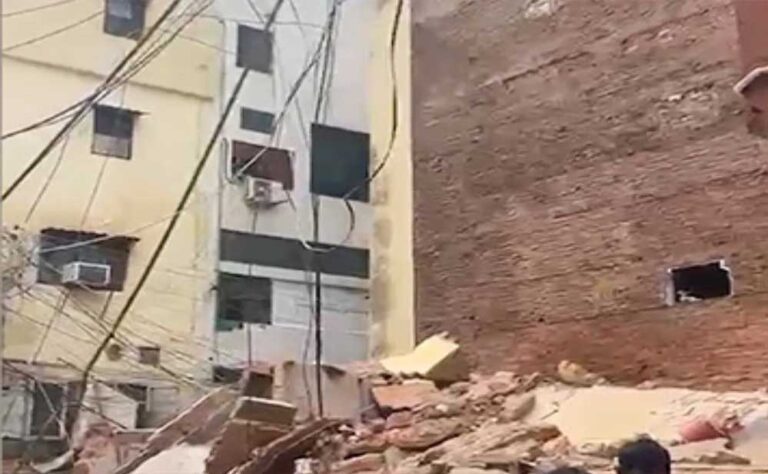 दिल्ली के सत्य निकेतन में भरभराकर गिरी बिल्डिंग, मलबे से 2 छात्र निकाले गए; कई के दबे होने की आशंका