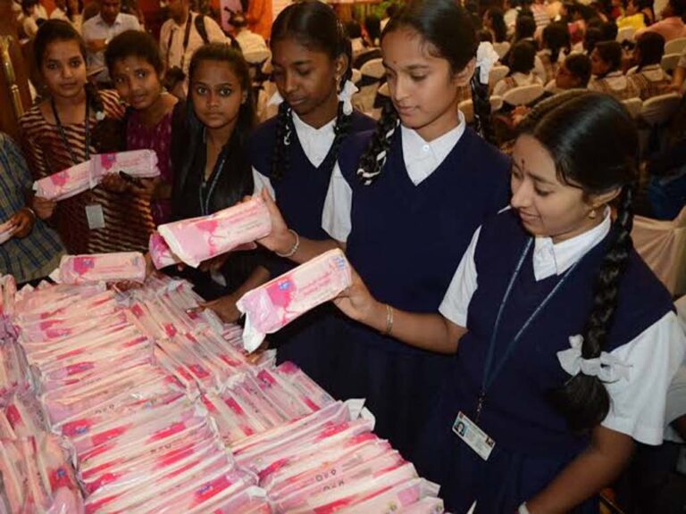 UP में छात्राओं को मुफ्त सैनिटरी नैपकिन, कक्षा 6 से 12 तक की सभी लड़कियों को मिलेगा लाभ
