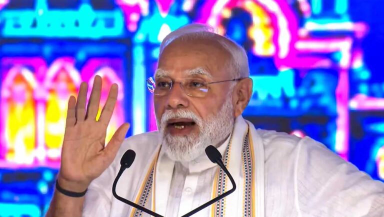 PM मोदी का कांग्रेस पर हमला, बोले- हमने 50 हजार रेल कोच बनाए, कांग्रेस 10 साल में 50 हजार टॉयलेट भी नहीं बना पाई