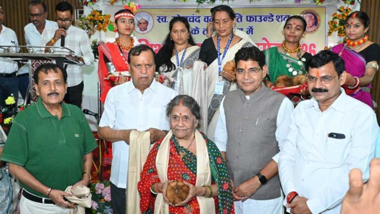 रायपुर : गुरु का ऋण कभी नहीं चुकाया जा सकता, शिक्षक राष्ट्र निर्माण के सच्चे शिल्पकार:राजस्व मंत्री टंक राम वर्मा