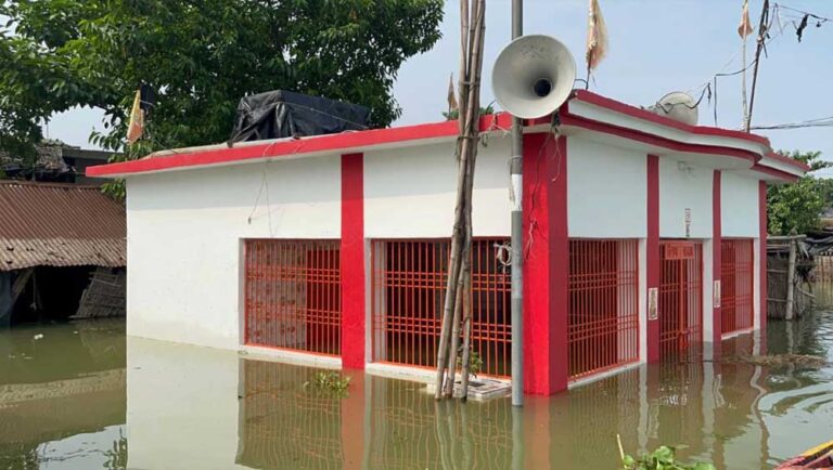 बिहार में बाढ़ का भयावह कहर, 13 जिलों में 29 लाख से ज्यादा लोग प्रभावित; तस्वीरों में देखें खौफनाक मंजर