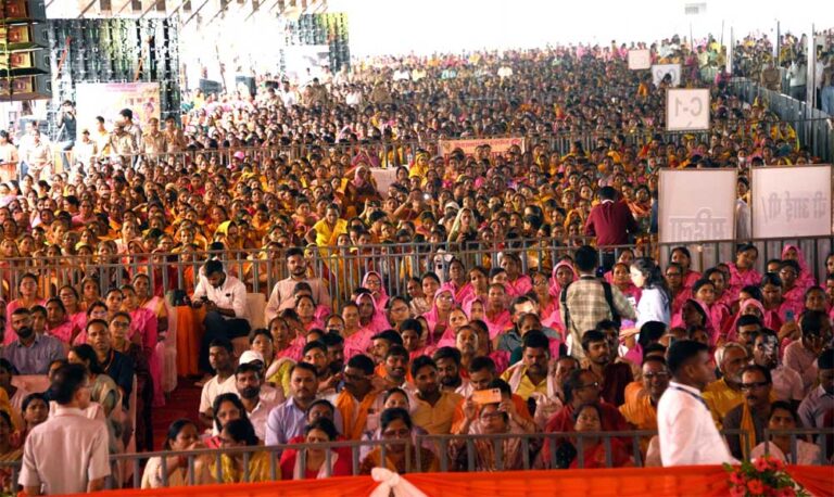 सीएम योगी की सौगात: आंगनवाड़ी कार्यकत्रियों को अब मिलेंगे 12 हजार, सहायिकाओं को छह हजार मानदेय मुख्यमंत्री योगी आदित्यनाथ ने अयोध्या से की बड़ी घोषणा, कार्यकत्रियों और सहायिकाओं के परिवार को हर साल पांच लाख रुपये तक कैशलेस इलाज दो की जगह अब मिलेंगी तीन साड़ियां, स्मार्टफोन से रियल टाइम डेटा से जुड़ेंगे आंगनवाड़ी केंद्र