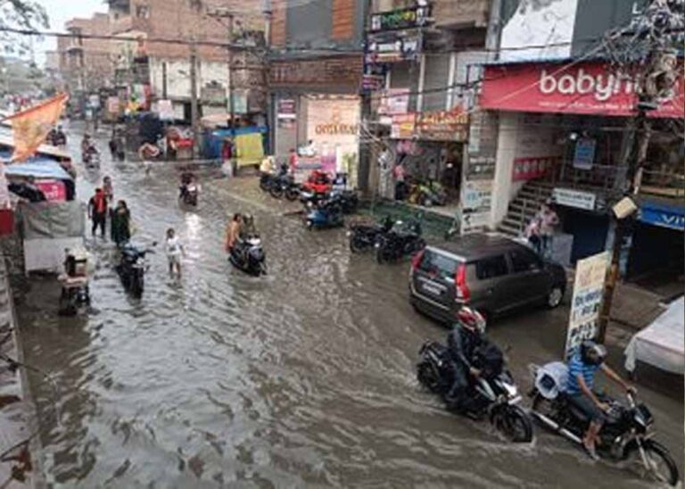 पटना में बारिश से जलजमाव, सड़क-गलियों से स्कूल और मंडी तक पानी ही पानी