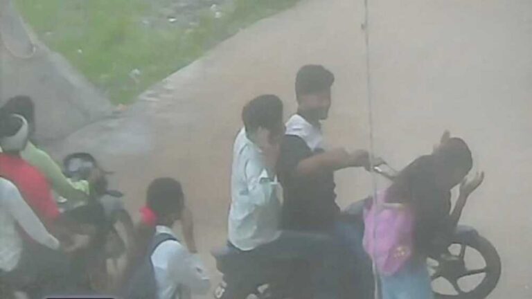 ग्वालियर में सरेराह छात्रा से छेड़छाड़-मारपीट, CCTV वायरल होते ही आरोपी गिरफ्तार, भेजा जेल