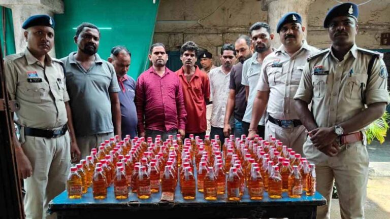 शराब तस्करी में संकुल समन्वयक-शिक्षक समेत 7 गिरफ्तार, 40 पेटियां और 8 लाख की कार जब्त