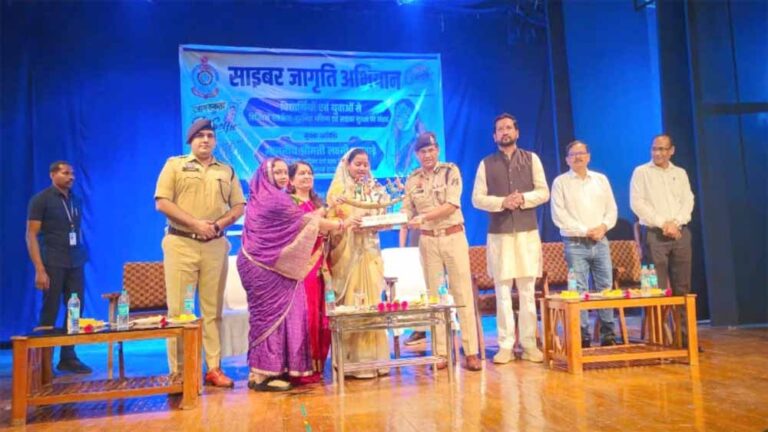 खैरागढ़ में मंत्री लक्ष्मी राजवाड़े की पहल, 2 हजार लोगों ने लिया साइबर सुरक्षा का संकल्प