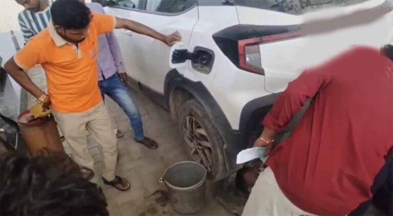 42 लीटर के टैंक में भर दिया 48 लीटर पेट्रोल, पेट्रोल पंप पर मचा बवाल