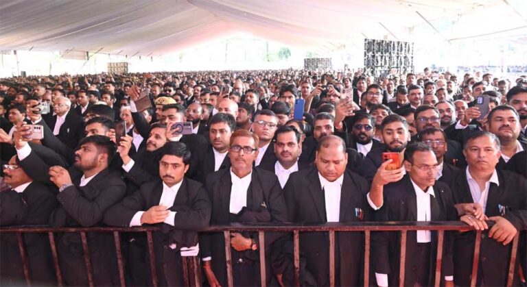 अधिवक्ताओं को सालाना पांच लाख तक कैशलेस मेडिकल इंश्योरेंस, चैंबर में फर्नीचर व उपकरण के लिए शासन करेगा सहयोगः सीएम
