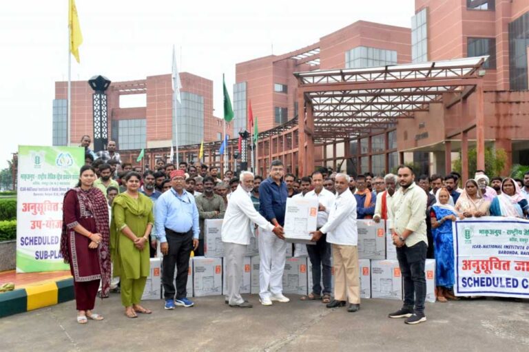 आईसीएआर-एनआईबीएसएम ने एससीएसपी कार्यक्रम के तहत किसानों को वितरित किए पावर स्प्रेयर एवं सोलर पैनल