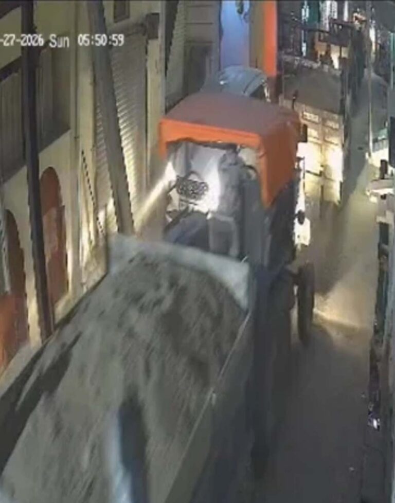 पुलिस को देख रेत माफियाओं ने संकरी गलियों में दौड़ाए ट्रैक्टर, कार भी घसीटी