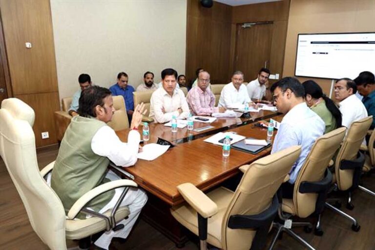 भौतिक रूप से तैयार स्वास्थ्य संस्थानों में मेन पॉवर, उपकरण एवं फर्नीचर की उपलब्धता करें सुनिश्चित : उप मुख्यमंत्री शुक्ल