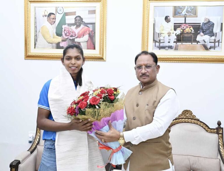 एशियन गेम्स की स्वर्ण पदक विजेता टीम की संजू देवी को मुख्यमंत्री विष्णु देव साय ने 51 लाख रुपए की प्रोत्साहन राशि देने की घोषणा की