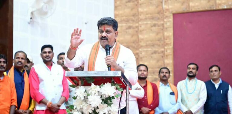 छत्तीसगढ़ प्रदेश लोक कलाकार कल्याण संघ के शपथ ग्रहण समारोह में उप मुख्यमंत्री विजय शर्मा हुए शामिल