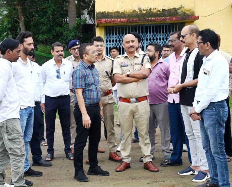 कलेक्टर-पुलिस अधीक्षक ने आगामी पर्वों की तैयारियों का लिया जायजा