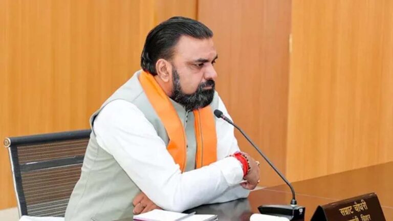 बिहार बाढ़ पीड़ितों के लिए नेताओं ने खोला खजाना, CM सम्राट चौधरी ने दिया एक माह का वेतन