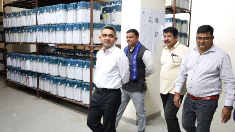 भोपाल में राजनीतिक दलों की मौजूदगी में खुला EVM गोदाम, कलेक्टर प्रियंक मिश्रा ने जांची सुरक्षा व्यवस्था