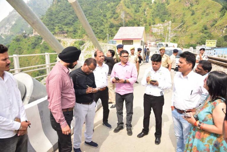पत्र सूचना कार्यालय, भोपाल के नेतृत्व में जम्मू पहुंचे पत्रकारों के दल ने रियासी में दुनिया के सबसे ऊंचे चिनाब रेल आर्च ब्रिज और अंजी ब्रिज का अवलोकन किया