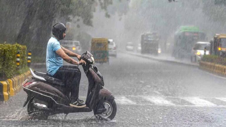 मौसम का डबल अटैक! 5 सिस्टम सक्रिय, कई राज्यों में आंधी-बारिश; पहाड़ों पर पहली बर्फबारी