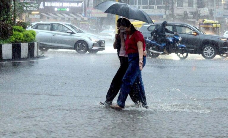 इंदौर में अगस्त की बेरुखी के बाद जन्माष्टमी पर बारिश, रातभर बरसे बादल; 18 इंच पानी की दरकार