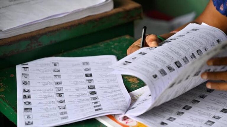 दिल्ली SIR में बड़ा खुलासा: जिंदा लोगों को बताया ‘मृत’, 47.7 लाख नाम ड्राफ्ट वोटर लिस्ट से हटे