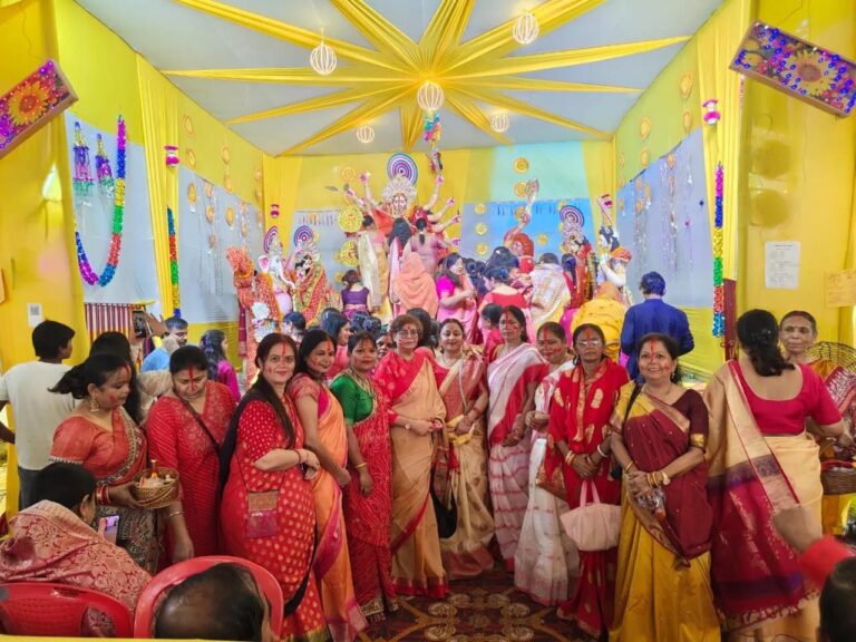 पटना में सिंदूर खेला के साथ मां दुर्गा को विदाई, लाल-सफेद साड़ियों में सजी महिलाओं ने निभाई परंपरा