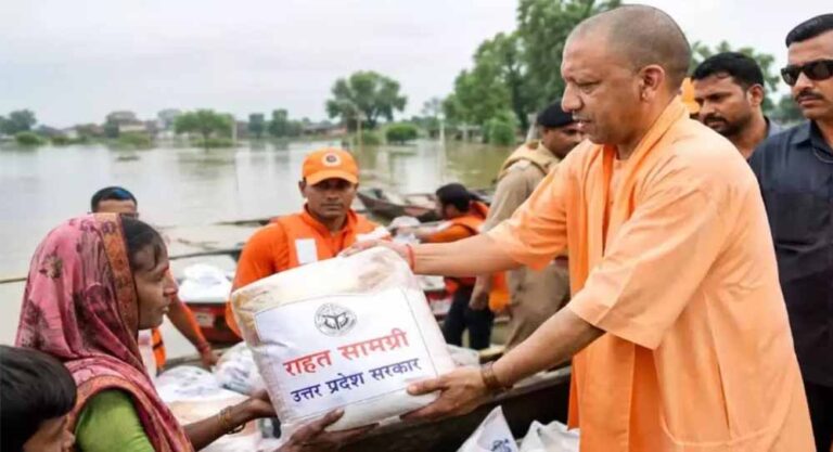 योगी सरकार के निर्देश पर बाढ़ प्रभावितों को नावों से पहुंचाया जा रहा भोजन और राशन
