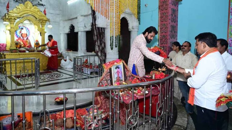 उप मुख्यमंत्री विजय शर्मा ने कवर्धा में मां महामाया और मां विंध्यवासिनी के दर्शन कर प्रदेश की सुख-समृद्धि और खुशहाली की कामना की