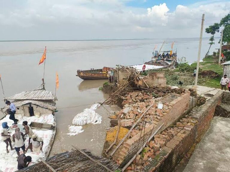 भागलपुर में गंगा का कहर, 65 परिवारों के घर नदी में समाए; बेघर लोगों ने सरकार से मांगा मुआवजा