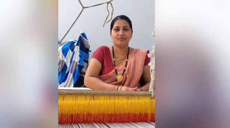उन्नत उपकरण सहायता योजना से टोकेश्वरी साहू को बुनाई कार्य में मिली सहूलियत