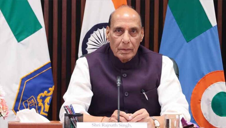 राजनाथ सिंह का राहुल गांधी पर निशाना, बोले- हाइड्रोजन बम का दावा दिवाली का पटाखा भी नहीं निकला