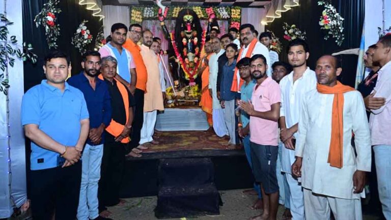 नवरात्रि पर उप मुख्यमंत्री विजय शर्मा ने पिपरिया में विभिन्न दुर्गा उत्सव समितियों के पंडालों में पहुंचकर की पूजा-अर्चना