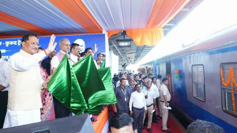 केंद्रीय रेल मंत्री अश्विनी वैष्णव और मुख्यमंत्री विष्णु देव साय ने रावघाट – रायपुर एवं रायपुर – कुरूद यात्री रेल सेवाओं को दिखाई हरी झंडी
