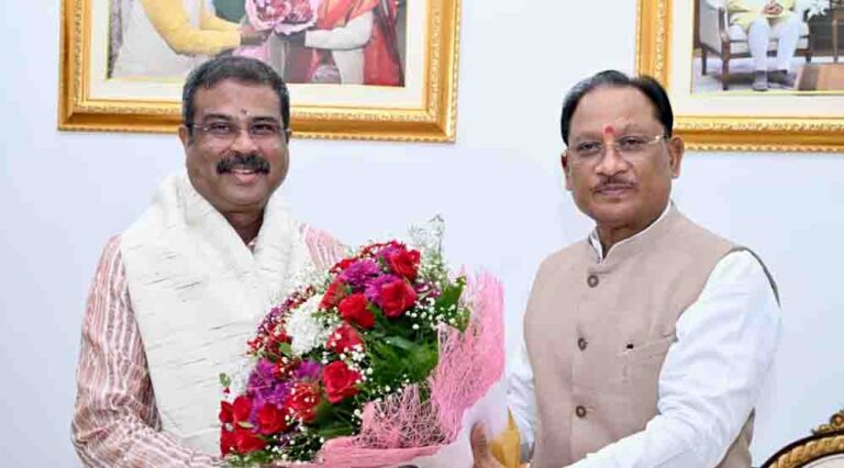 मुख्यमंत्री विष्णु देव साय से सांसद धर्मेंद्र प्रधान ने की शिष्टाचार भेंट