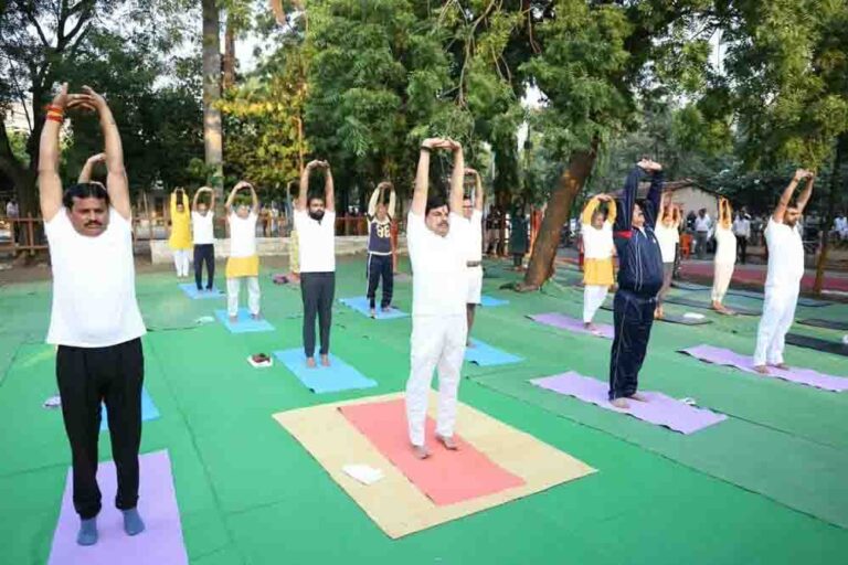 मुख्यमंत्री डॉ. मोहन यादव ने जामली (सेंधवा) के गायत्री धाम में किया योगाभ्यास