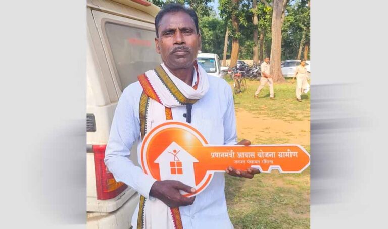 मिट्टी की दीवारों से पक्के आशियाने तक: राजा राम के वर्षों पुराने सपने को प्रधानमंत्री आवास योजना ने दिया आकार