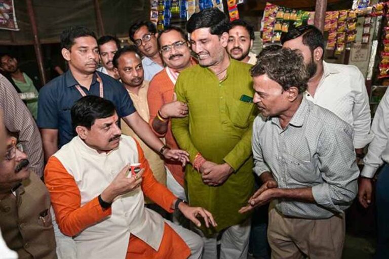 मुख्यमंत्री डॉ. यादव ने बरेला में सड़क किनारे लगी दुकान पर पी चाय