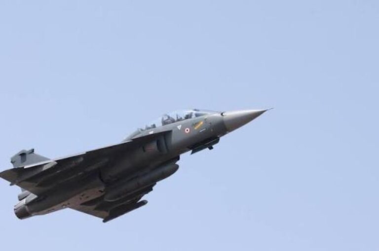 जोधपुर में ‘तरंग शक्ति-2026’ का दमदार प्रदर्शन, रक्षा मंत्री राजनाथ सिंह ने बढ़ाया वायुसेना के जवानों का उत्साह